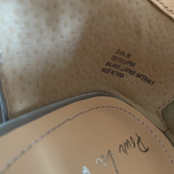 Light gray pour la Victoria wedge satin heel with bow. Beautiful shoe! - Picture 8 of 9